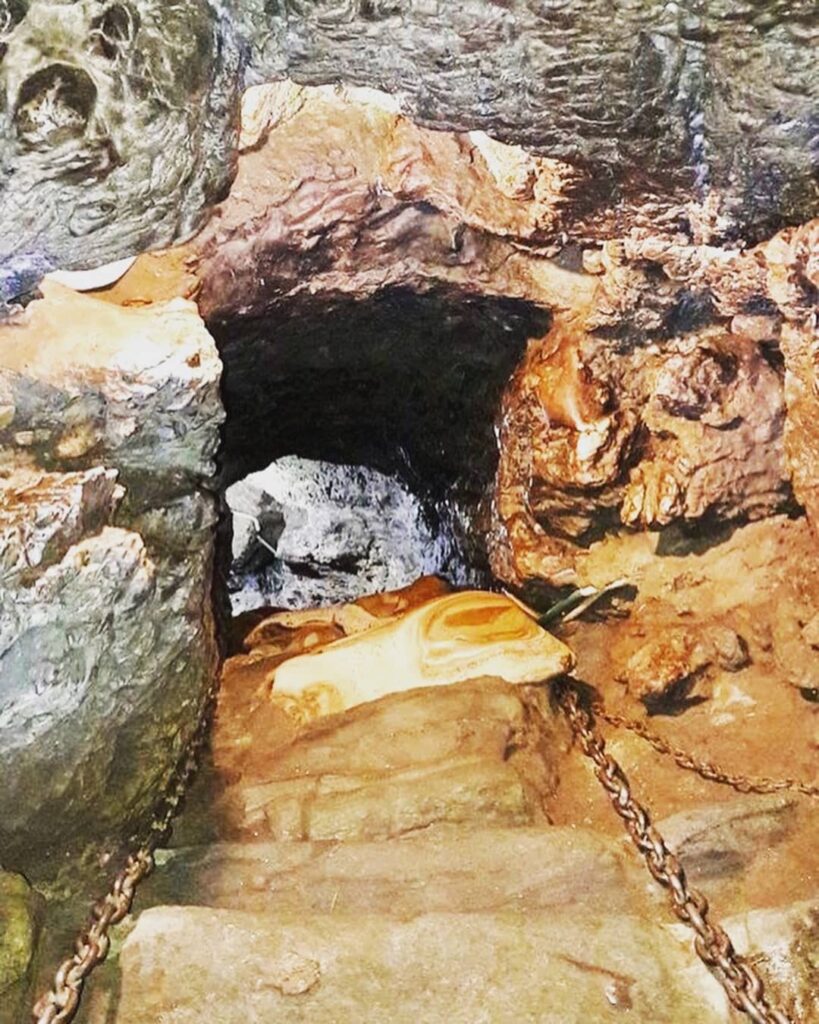 Patal Bhuvaneshwar cave